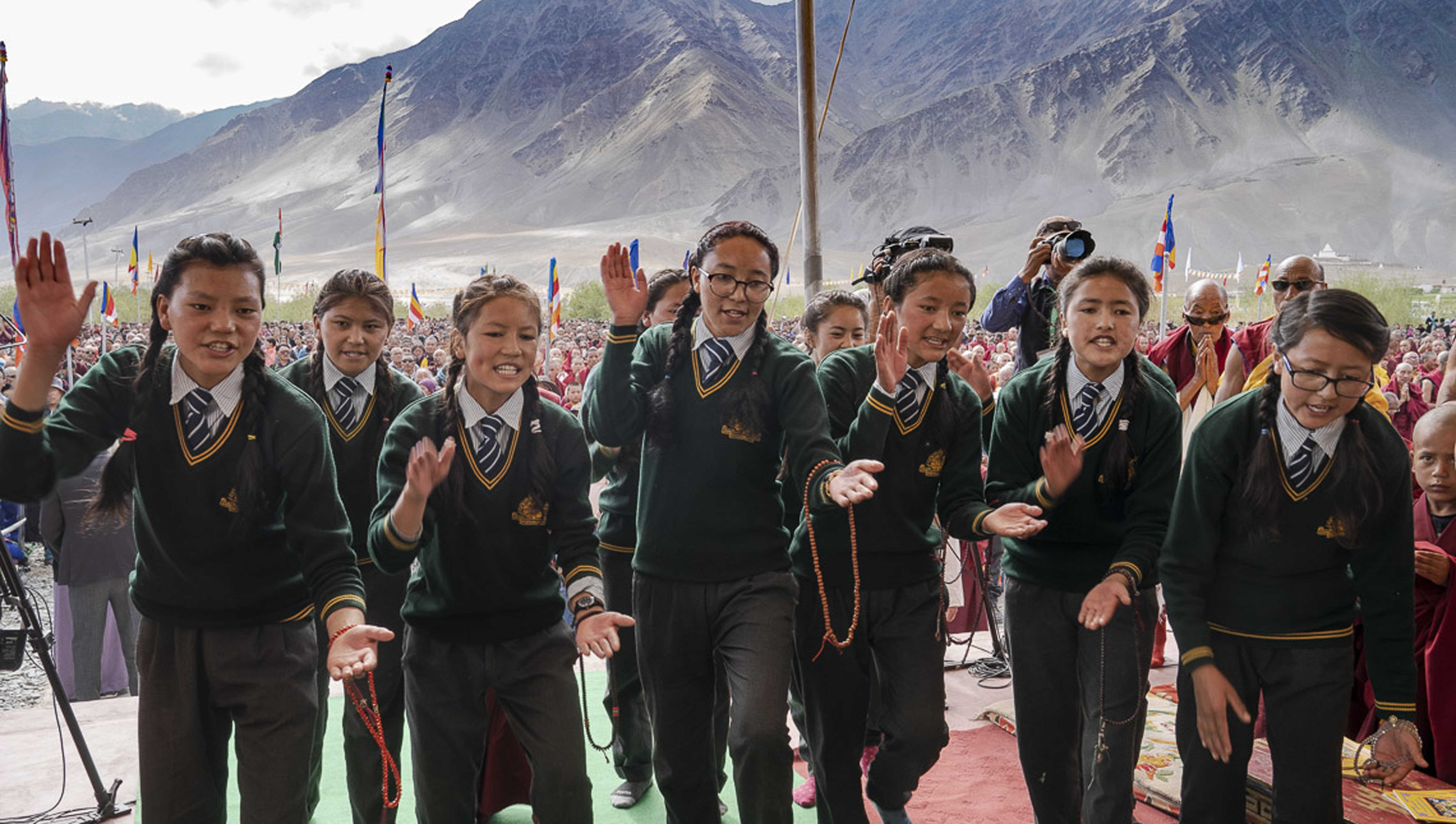 Alcune studentesse della CBAC Branch School durante una dimostrazione di dibattito filosofico prima dell’inizio degli insegnamenti di Sua Santità il Dalai Lama a Padum, Zanskar, India il 22 luglio 2018. Foto di Tenzin Choejor
