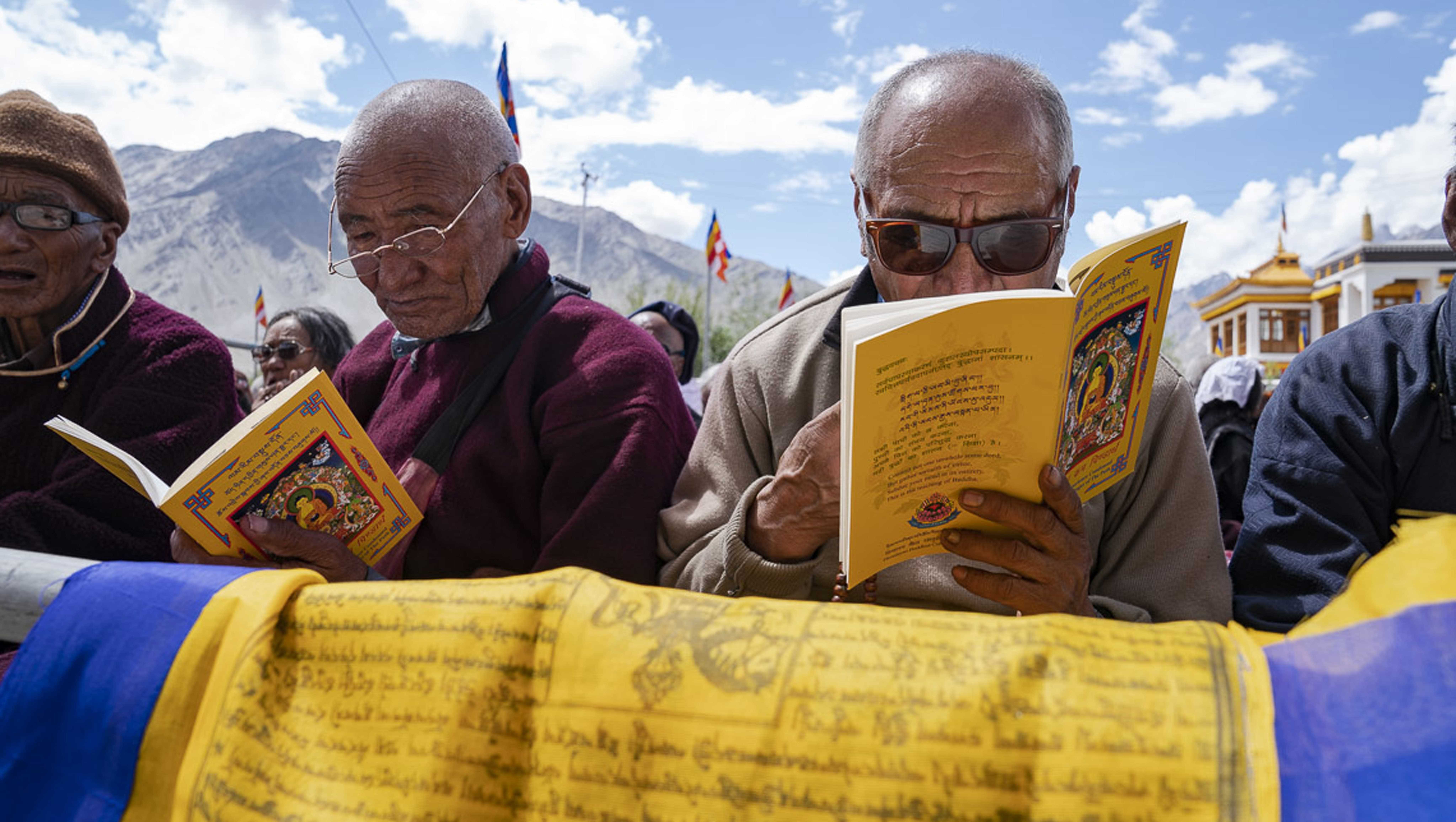 Il pubblico segue il testo durante l'insegnamento di Sua Santità il Dalai Lama a Padum, Zanskar, India, il 22 luglio 2018. Foto di Tenzin Choejor