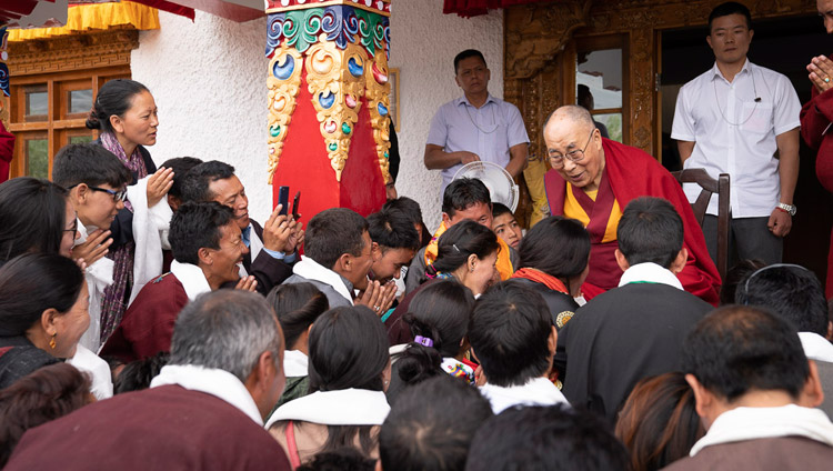 Sua Santità il Dalai Lama incontra gli ex studenti della scuola del Tibetan Children's Village nella sua residenza di Padum, Zanskar, India, il 24 luglio 2018. Foto di Tenzin Choejor
