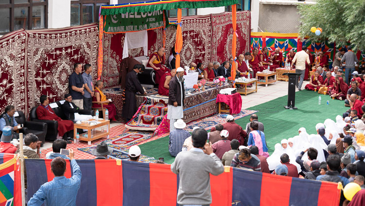 Sua Santità il Dalai Lama durante la visita alla scuola pubblica di Padum organizzata dall’Anjumane Moen-ul-Islam. Padum, Zanskar, India, il 24 luglio 2018. Foto di Tenzin Choejor