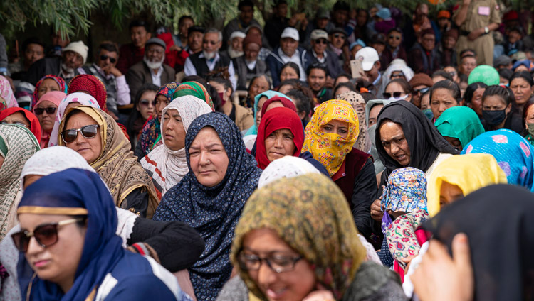 Le donne della comunità musulmana durante la visita di Sua Santità il Dalai Lama alla scuola pubblica di Padum, Zanskar, India, il 24 luglio 2018. Foto di Tenzin Choejor