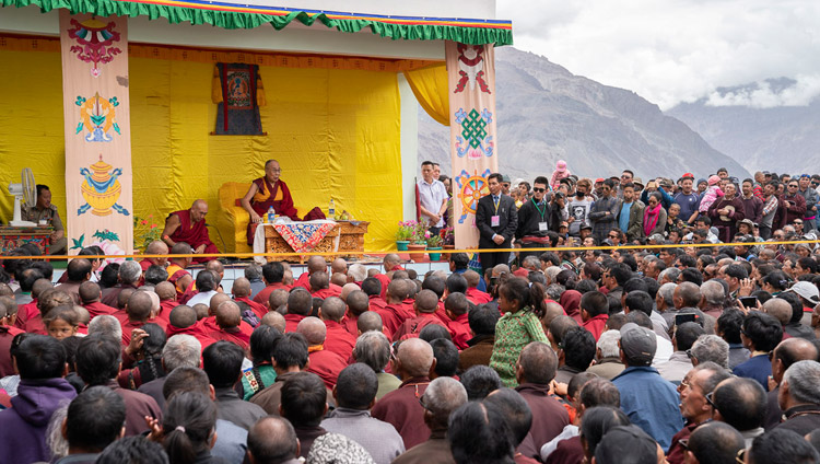 Sua Santità il Dalai Lama parla alla folla presso la nuova struttura medica Men-Tsee-Khang a Padum, Zanskar, India, il 24 luglio 2018. Foto di Tenzin Choejor