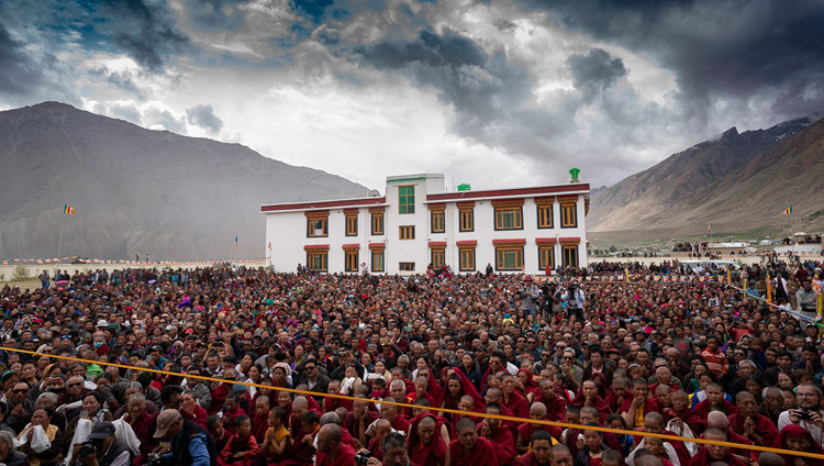 Diverse migliaia di persone ascoltano Sua Santità il Dalai Lama in visita alla nuova struttura medica Men-Tsee-Khang a Padum, Zanskar, India, il 24 luglio 2018. Foto di Tenzin Choejor