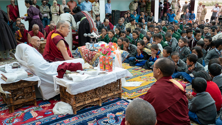 Sua Santità il Dalai Lama parla agli studenti della Lamdon Model School di Padum, Zanskar, India, il 24 luglio 2018. Foto di Tenzin Choejor