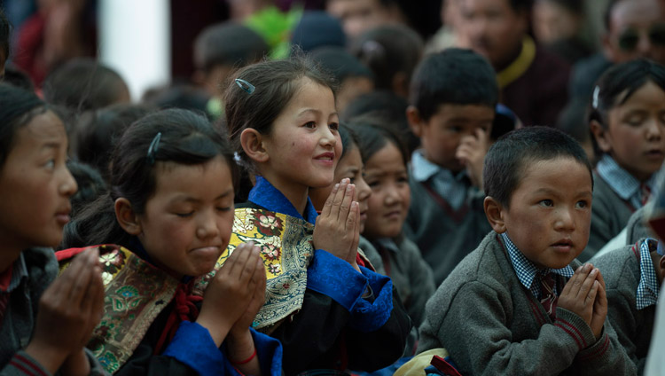 Gli studenti più piccoli recitano la 'Lode a Manjushri' insieme a Sua Santità il Dalai Lama durante la sua visita alla Lamdon Model School a Padum, Zanskar, India, il 24 luglio 2018. Foto di Tenzin Choejor