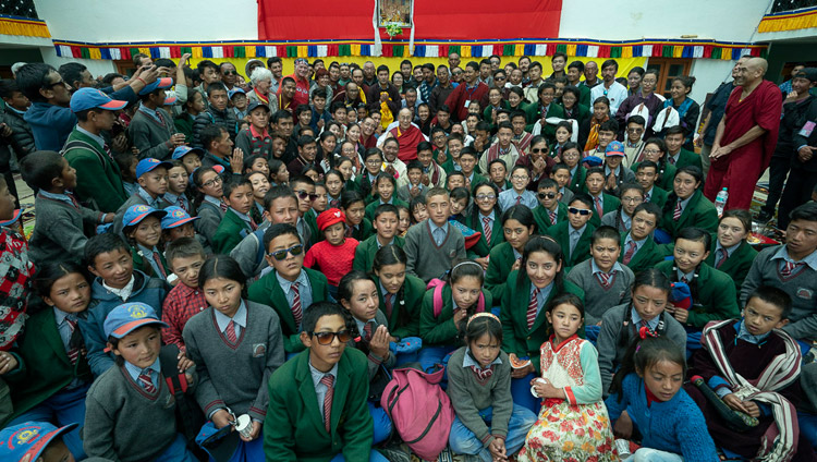 Sua Santità il Dalai Lama posa per una foto di gruppo con gli studenti e staff alla fine del suo intervento alla Lamdon Model School di Padum, Zanskar, India, il 24 luglio 2018. Foto di Tenzin Choejor