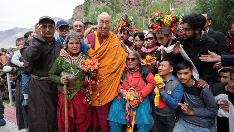 Sua Santità il Dalai Lama con buddhisti di Kargil, Ladakh, India, il 26 luglio 2018. Foto di Tenzin Choejor