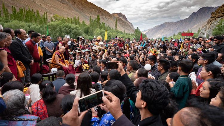 Sua Santità il Dalai Lama incontra un gruppo di buddhisti di Kargil sul prato antistante il suo hotel a Kargil, Ladakh, India, il 26 luglio 2018. Foto di Tenzin Choejor