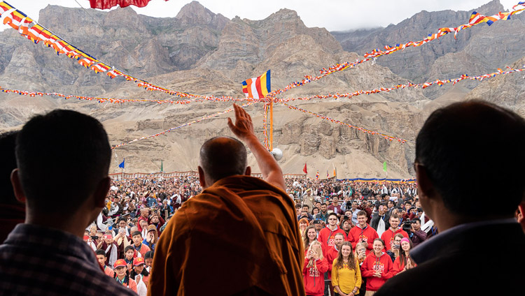 Sua Santità il Dalai Lama saluta la folla riunita al suo arrivo alla scuola pubblica Spring Dales di Mulbekh, Ladakh, India, il 26 luglio 2018. Foto di Tenzin Choejor