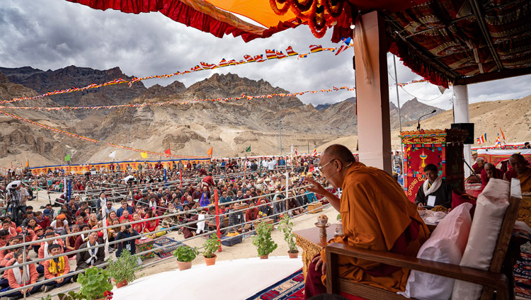 Sua Santità il Dalai Lama incontra gli studenti, il personale e al pubblico della scuola Spring Dales di Mulbekh, Ladakh, India, il 26 luglio 2018. Foto di Tenzin Choejor