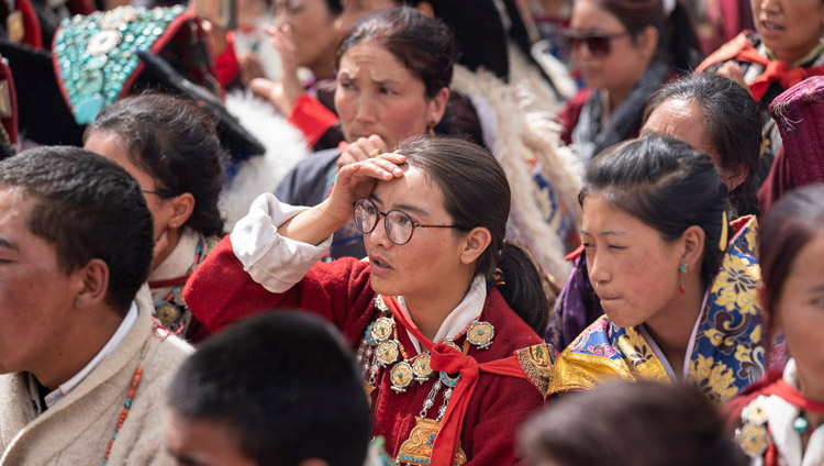 Il pubblico ascolta Sua Santità il Dalai Lama durante la sua visita alla scuola pubblica Spring Dales di Mulbekh, Ladakh, India, il 26 luglio 2018. Foto di Tenzin Choejor