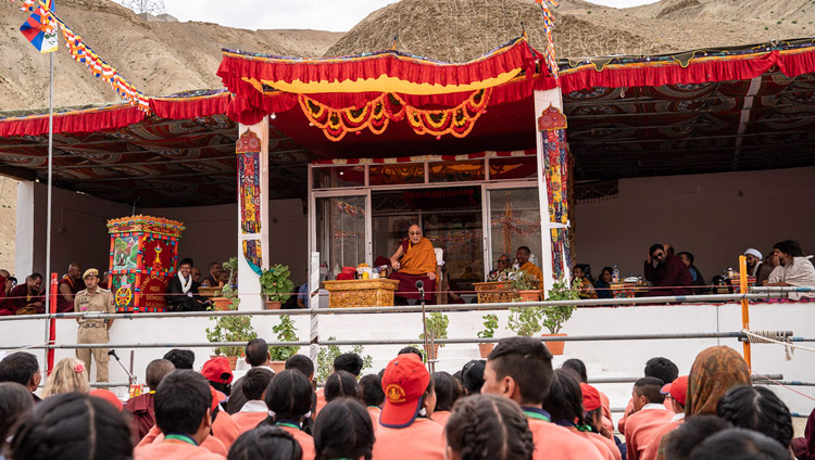 Una veduta del palco, durante la visita di Sua Santità il Dalai Lama alla scuola pubblica Spring Dales di Mulbekh, Ladakh, India, il 26 luglio 2018. Foto di Tenzin Choejor