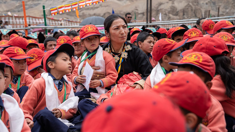 Gli studenti assistono al discorso di Sua Santità il Dalai Lama presso la scuola pubblica Spring Dales di Mulbekh, Ladakh, India, il 26 luglio 2018. Foto di Tenzin Choejor