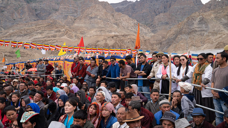 Il pubblico ascolta Sua Santità il Dalai Lama alla scuola pubblica Spring Dales di Mulbekh, Ladakh, India, il 26 luglio 2018. Foto di Tenzin Choejor