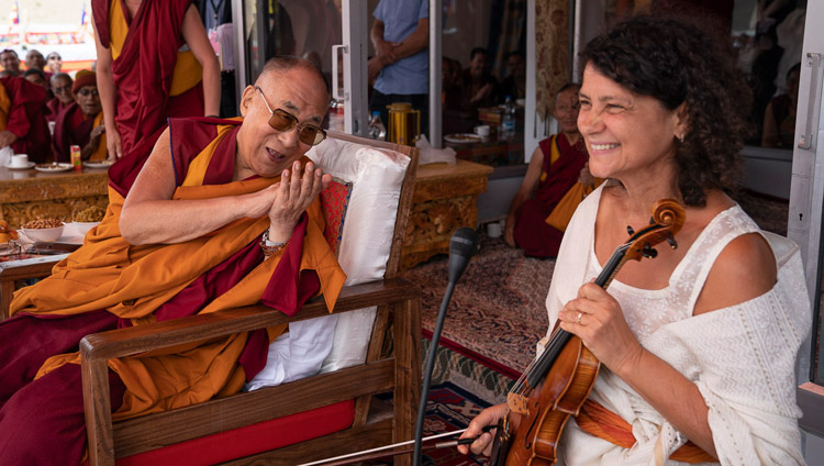 Sua Santità il Dalai Lama ringrazia la musicista ceca Iva Bittova per la sua performance a conclusione del suo discorso alla Scuola Pubblica Spring Dales di Mulbekh, Ladakh, India, il 26 luglio 2018. Foto di Tenzin Choejor