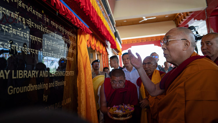 Sua Santità il Dalai Lama scopre la lapide commemorativa per la posa della prima pietra della biblioteca e del centro Didattico del Monastero Thiksey di Leh, Ladakh, India, il 29 luglio 2018. Foto di Tenzin Choejor