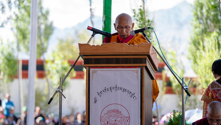 Thiksey Rinpoche durante la cerimonia per la posa della prima pietra della futura biblioteca e del centro studi del Monastero Thiksey di Leh, Ladakh, India, il 29 luglio 2018. Foto di Tenzin Choejor