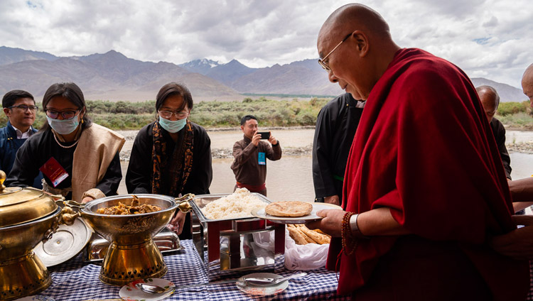 Sua Santità il Dalai Lama durante il pranzo organizzato dal LAHDC al Sindhu Ghat a Leh, Ladakh, India, il 29 luglio 2018. Foto di Tenzin Choejor