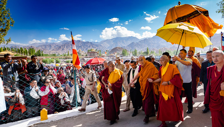 Sua Santità il Dalai Lama lascia la sua residenza per raggiungere il padiglione dello Shewatsel per il primo giorno di insegnamenti a Leh, Ladakh, India, il 30 luglio 2018. Foto di Tenzin Choejor