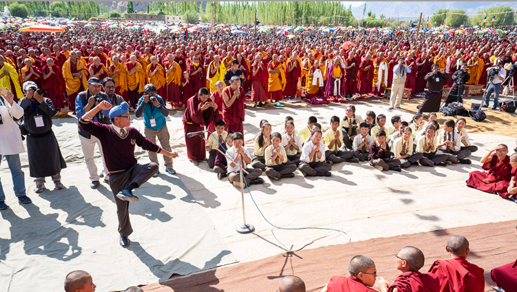 Gli studenti della scuola pubblica del Ladakh danno una dimostrazione di dibattito filosofico mentre Sua Santità il Dalai Lama arriva allo Shewatsel per il primo dei due giorni di insegnamenti a Leh, Ladakh, India, il 30 luglio 2018. Foto di Tenzin Choejor