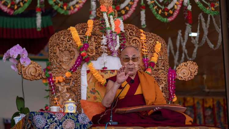 Sua Santità il Dalai Lama si rivolge a oltre 20.000 persone, il primo dei due giorni di insegnamenti a Leh, Ladakh, India, il 30 luglio 2018. Foto di Tenzin Choejor