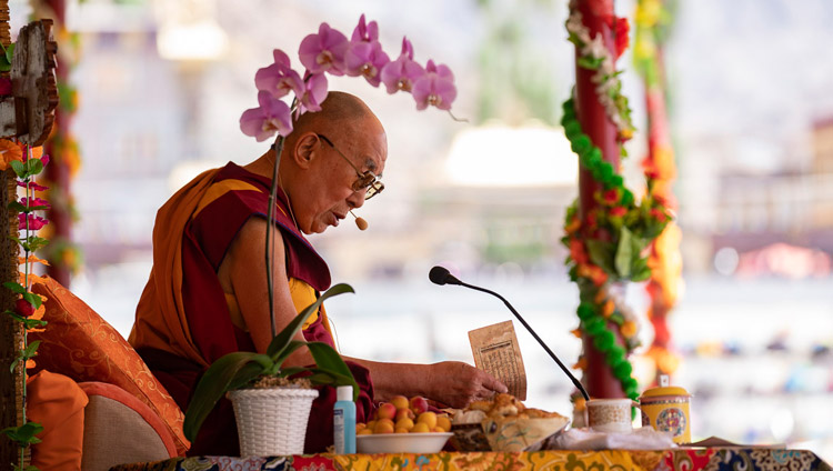 Sua Santità il Dalai Lama durante la lettura della "Guida allo stile di vita del Bodhisattva" di Shantideva, il primo dei due giorni di insegnamento a Leh, Ladakh, India, il 30 luglio 2018. Foto di Tenzin Choejor