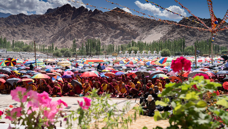 Oltre 20.000 persone hanno assistito all'insegnamento di Sua Santità il Dalai Lama sotto un sole rovente, presso lo Shewatsel a Leh, Ladakh, India, il 30 luglio 2018. Foto di Tenzin Choejor