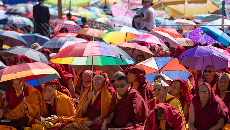 La comunità monastica ascolta l'insegnamento di Sua Santità il Dalai Lama allo Shewatsel a Leh, Ladakh, J&K, India, il 30 luglio 2018. Foto di Tenzin Choejor