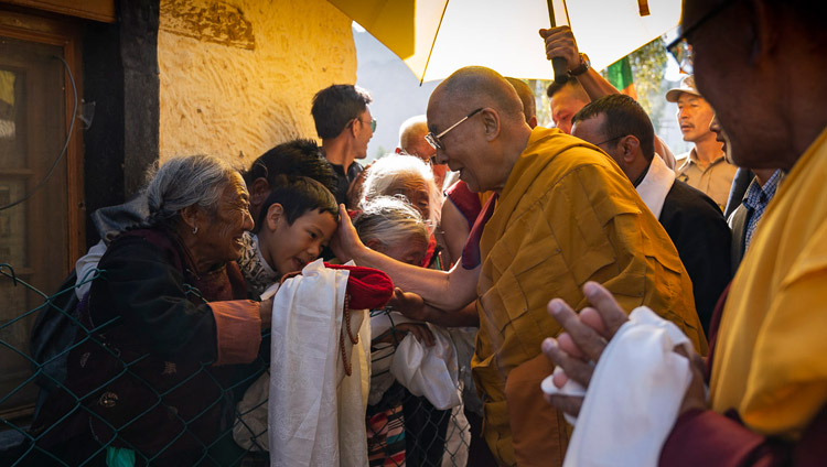 Sua Santità il Dalai Lama saluta i praticanti mentre cammina dalla sua residenza allo Shiwatsel a Leh, Ladakh, India, il 31 luglio 2018. Foto di Tenzin Choejor