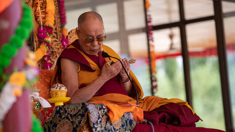 Sua Santità il Dalai Lama durante i rituali preparatori per l’iniziazione di Tara Bianca, nell'ultimo giorno dei suoi insegnamenti a Leh, Ladakh, India, il 31 luglio 2018. Foto di Tenzin Choejor