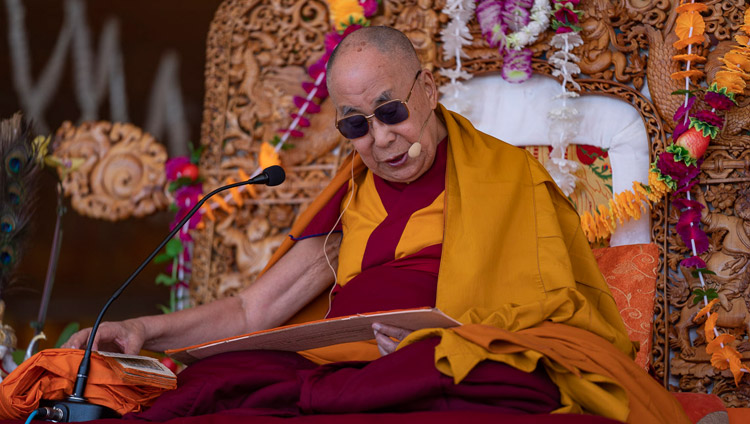 Sua Santità il Dalai Lama durante la lettura della 'Guida allo stile di vita del Bodhisattva', l'ultimo giorno dei suoi insegnamenti a Leh, Ladakh, India, il 31 luglio 2018. Foto di Tenzin Choejor