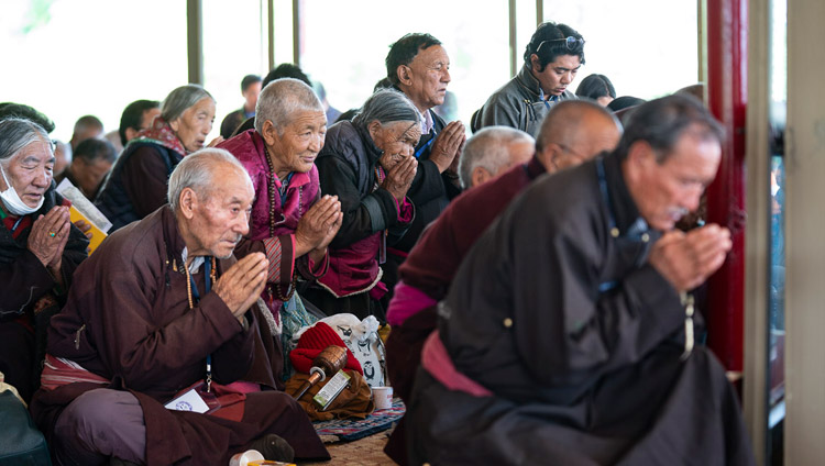I praticanti prendono i voti dei bodhisattva durante l’iniziazione di lunga vita data da Sua Santità il Dalai Lama a Leh, Ladakh, India, il 31 luglio 2018. Foto di Tenzin Choejor