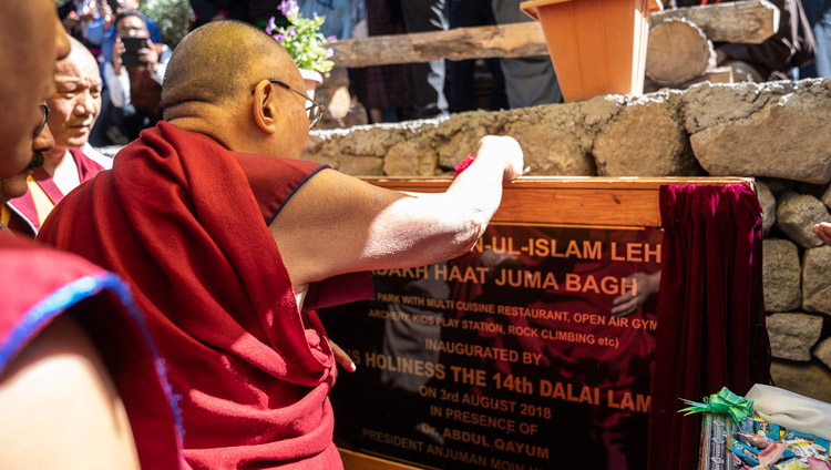 Sua Santità il Dalai Lama scopre la targa commemorativa in occasione dell'inaugurazione di un nuovo parco a Juma Bagh a Leh, Ladakh, India, il 3 agosto 2018. Foto di Tenzin Choejor