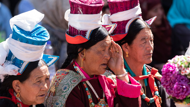 Alcune donne in abiti tradizionali ascoltano Sua Santità il Dalai Lama durante la cerimonia di inaugurazione del parco a Juma Bagh a Leh, Ladakh, India, il 3 agosto 2018. Foto di Tenzin Choejor