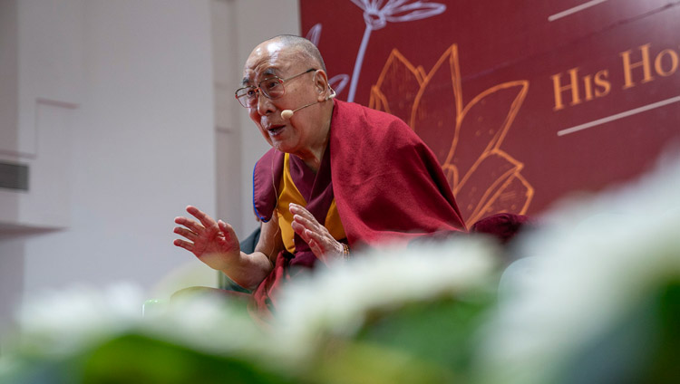 Sua Santità il Dalai Lama risponde alle domande del pubblico durante la sua conferenzaal Goa Institute of Management di Bambolim, Goa, India, l'8 agosto 2018. Foto di Tenzin Choejor