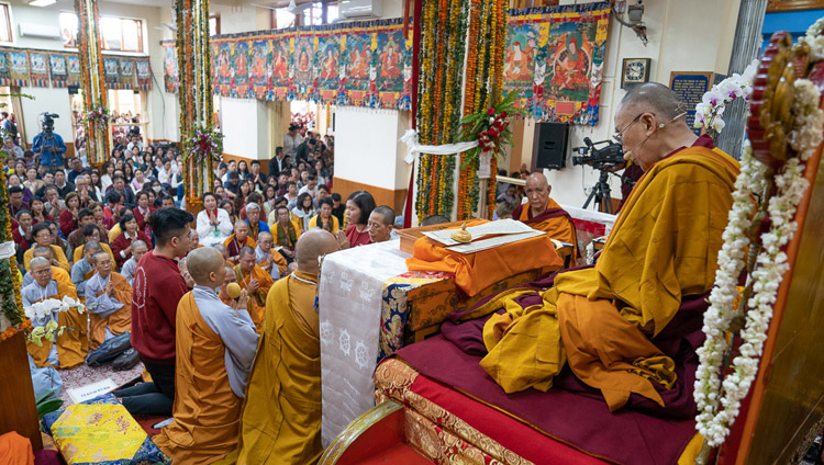 Sua Santità il Dalai Lama durante le pratiche preliminari per l’iniziazione di Avalokiteshvara, il terzo giorno dei suoi insegnamenti a Dharamsala, India, il 6 settembre 2018. Foto di Tenzin Choejor