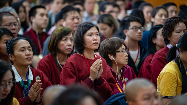 Il pubblico ascolta Sua Santità il Dalai Lama durante il terzo giorno dei suoi insegnamenti al Tempio Tibetano Principale di Dharamsala, India, il 6 settembre 2018. Foto di Tenzin Choejor
