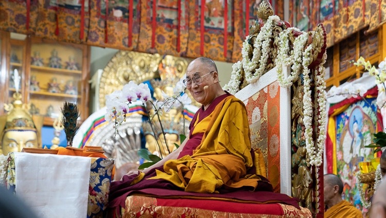 Sua Santità il Dalai Lama durante il terzo giorno di insegnamenti al Tempio Tibetano Principale di Dharamsala, India, il 6 settembre 2018. Foto di Tenzin Choejor