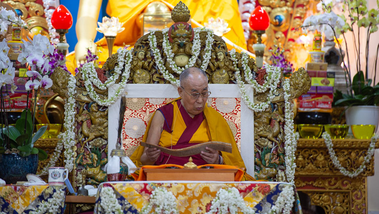 Sua Santità il Dalai Lama durante l’iniziazione di Avalokiteshvara Sarvadugati Parishodana, presso il Tempio Tibetano Principale a Dharamsala, India, il 6 settembre 2018. Foto di Lobsang Tsering