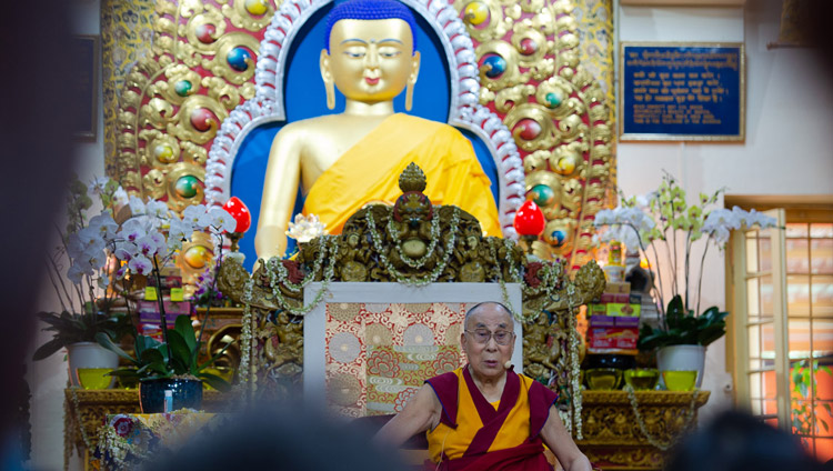 Sua Santità il Dalai Lama risponde alle domande del pubblico l'ultimo giorno dei suoi insegnamenti il Tempio Tibetano Principale di  Dharamsala, India, il 7 settembre 2018. Foto di Tenzin Choejor