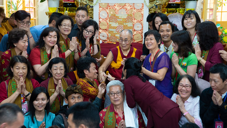 Sua Santità il Dalai Lama posa per una delle tante foto di gruppo con i partecipanti agli insegnamenti presso il Tempio Tibetano Principale di Dharamsala, India, il 7 settembre 2018. Foto di Tenzin Choejor