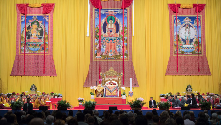 Il palco dell'Hallenstadion di Zurigo durante l'insegnamento di Sua Santità il Dalai Lama a Zurigo, Svizzera, il 23 settembre 2018. Foto di Manuel Bauer