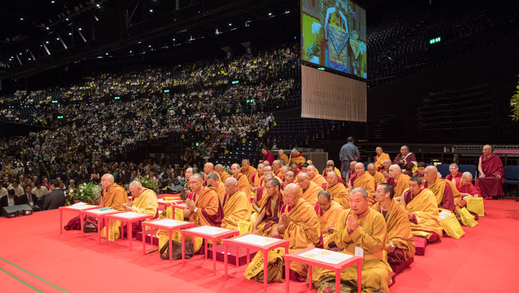 La comunità monastica tibetana durante l'insegnamento di Sua Santità il Dalai Lama all'Hallenstadion di Zurigo, Svizzera, il 23 settembre 2018. Foto di Manuel Bauer