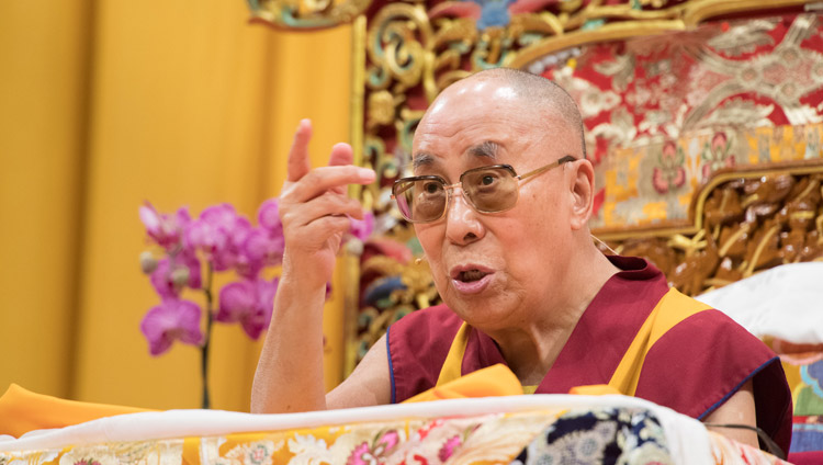 Sua Santità il Dalai Lama durante il suo insegnamento all'Hallenstadion di Zurigo, Svizzera, il 23 settembre 2018. Foto di Manuel Bauer