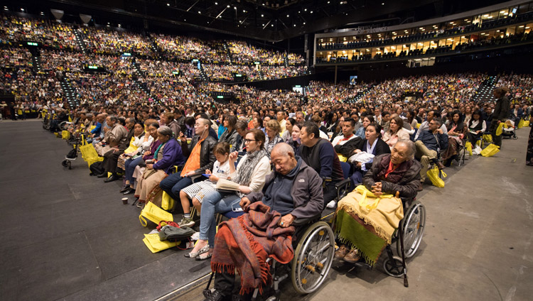 Oltre novemila persone hanno partecipato all'insegnamento di Sua Santità il Dalai Lama presso l'Hallenstadion di Zurigo, Svizzera, il 23 settembre 2018. Foto di Manuel Bauer
