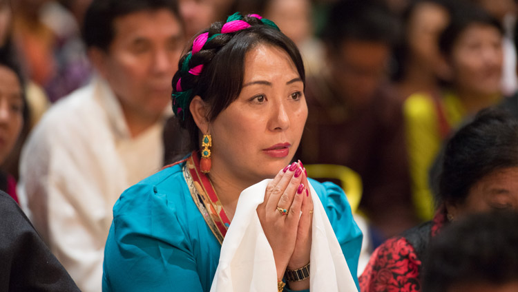 Una donna tibetana in abito tradizionale, tra gli oltre seimila tibetani e sostenitori della causa del Tibet durante l’incontro con Sua Santità il Dalai Lama all'Hallenstadion di Zurigo, Svizzera, il 23 settembre 2018. Foto di Manuel Bauer