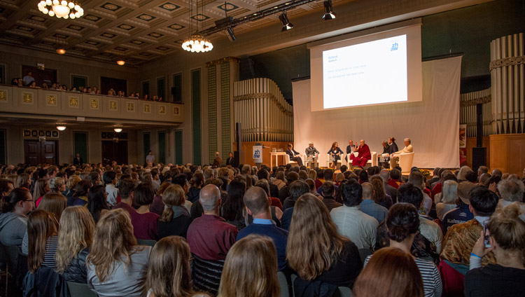 Una veduta del palco, durante il simposio su "Valori umani ed educazione" a Winterthur, Svizzera, il 24 settembre 2018. Foto di Manuel Bauer