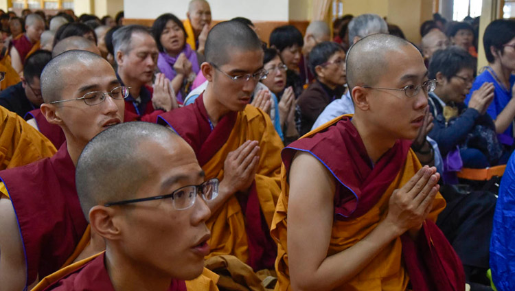 I praticanti di Taiwan nel Tempio Tibetano Principale recitano le preghiere all'inizio dell'insegnamento di Sua Santità il Dalai Lama a Dharamsala, India, il 3 ottobre 2018. Foto di Tenzin Phende/DIIR