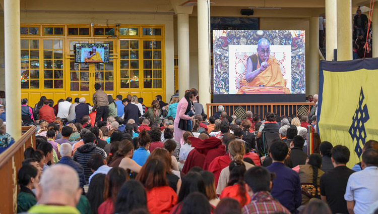 La folla nel cortile del Tempio Tibetano Principale assiste all'insegnamento di Sua Santità il Dalai Lama attraverso i megaschermi. Dharamsala, India, il 3 ottobre 2018. Foto di Tenzin Phende/DIIR