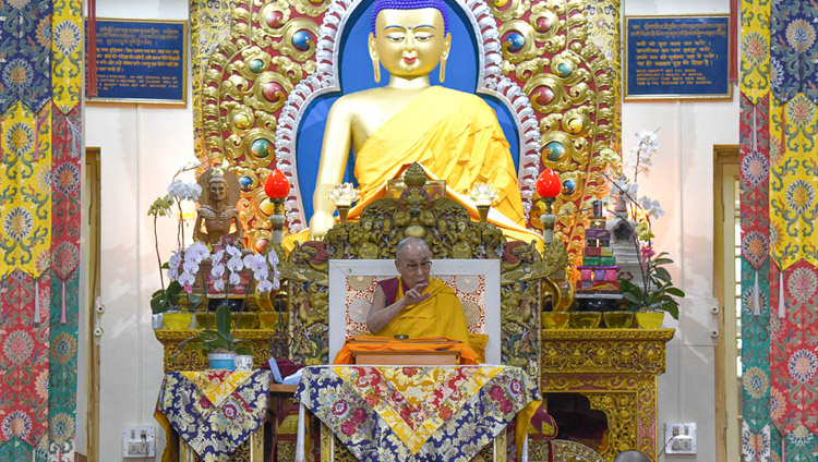 Sua Santità il Dalai Lama durante il primo dei quattro giorni di insegnamento al Tempio Tibetano Principale di Dharamsala, India, il 3 ottobre 2018. Foto di Tenzin Phende/DIIR